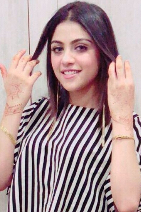 Pretty alia wearing mehandi and smiling at camera
