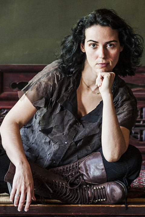 Clarice Assad Is posing for a picture.
